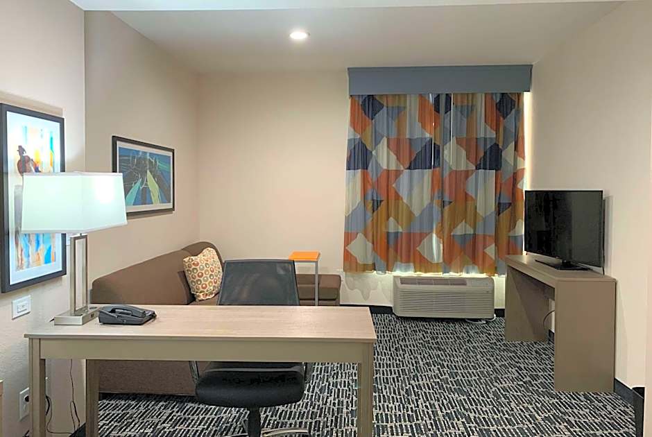 La Quinta Inn & Suites by Wyndham-Red Oak TX IH-35E