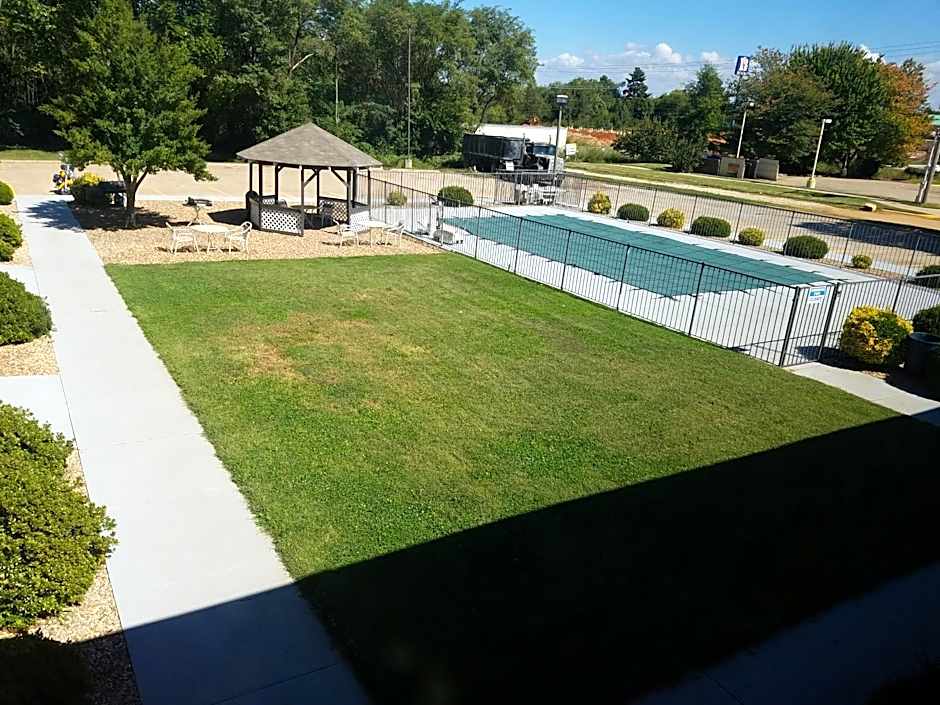 Super 8 by Wyndham Bentonville