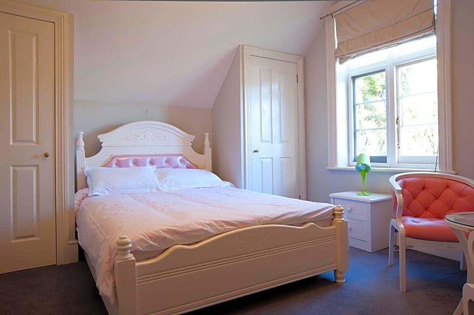 Lowena Cafe and Accommodation