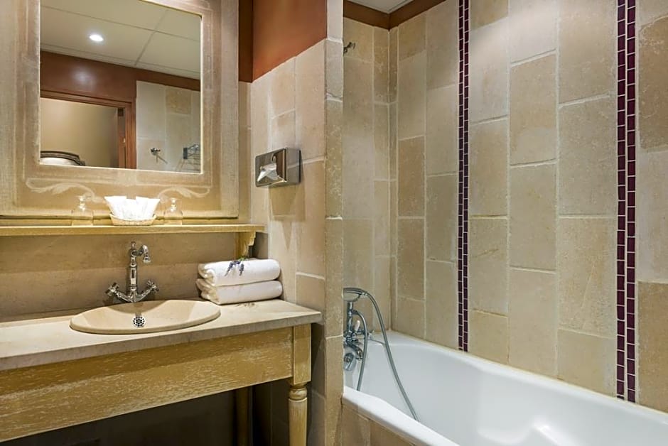 Hotel Aux Vieux Remparts, The Originals Relais (Relais du Silence)