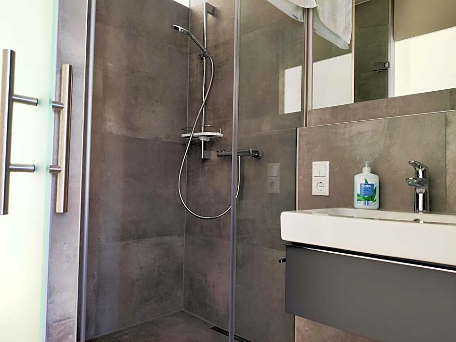 Modern ausgebauter Überseecontainer als Tiny House