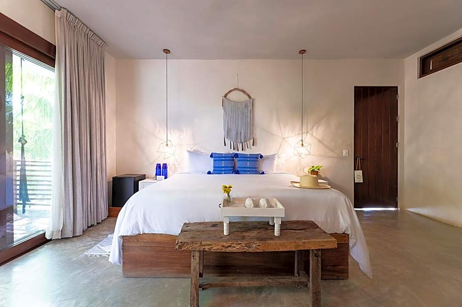 Photo 1 of 6 of Suite, Beachside, Upper Level
