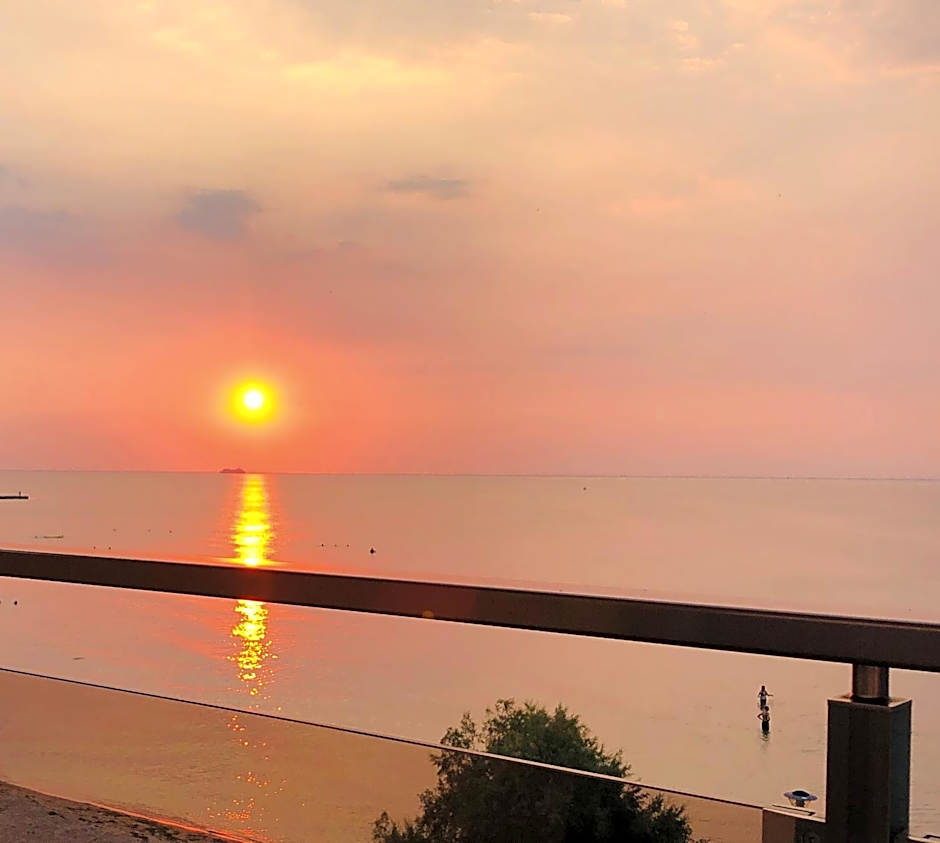 Navarino Luxe Suites