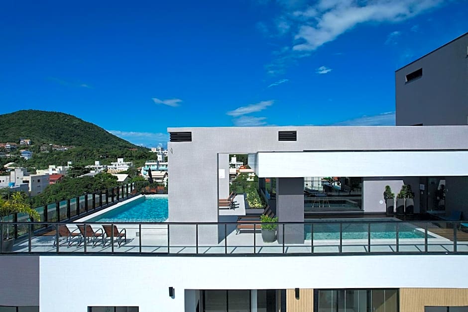 Adra 105 - Excelente apartamento no centro de Bombinhas - Rooftop com piscina e academia - À poucos metros da praia - (Consultar serviços de roupas de cama e banho)