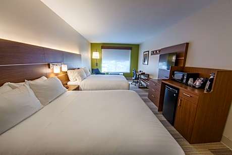 Queen Room with Two Queen Beds - Hearing Accessible