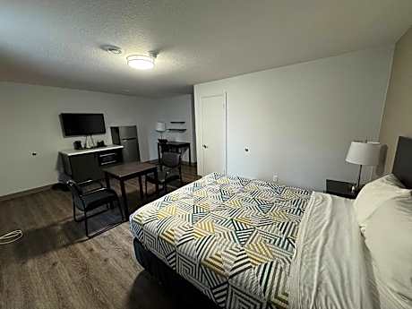 1 Queen Bed | Suite, Non-Smoking, Micfridge