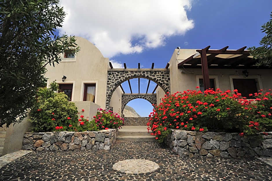 Birds Villa Apartments with Heated Pool - Including Car and Breakfast