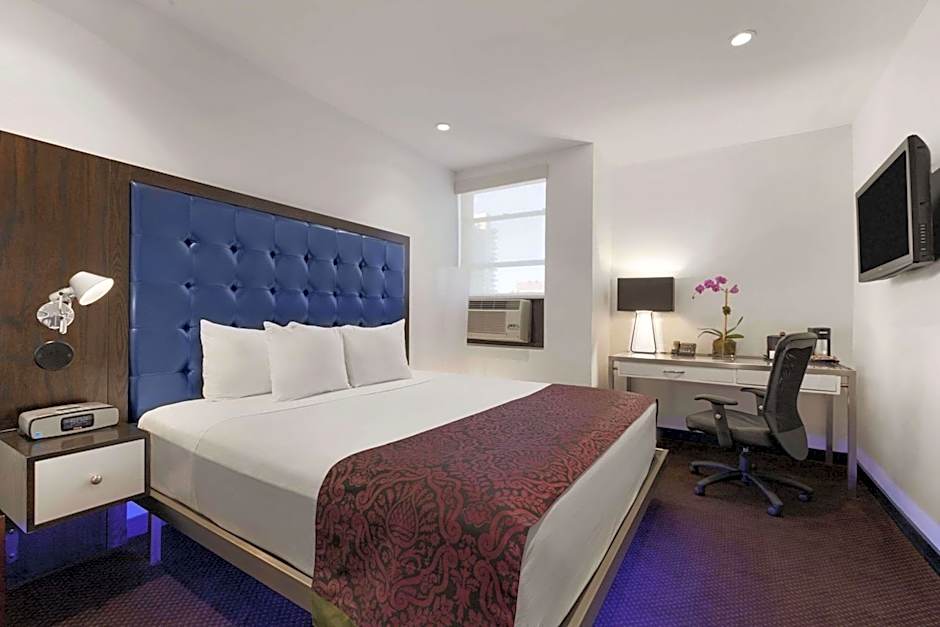 Night Hotel Broadway