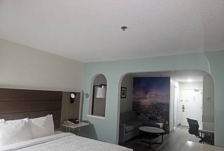 1 King Bed Suite Mountain View Non-Smoking