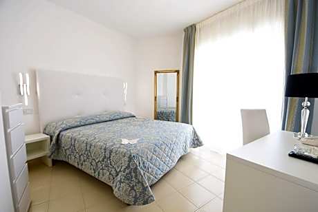 Double Room with Lateral Sea View
