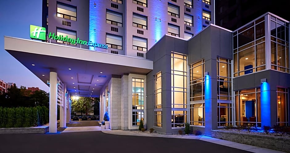 Holiday Inn Express Windsor Waterfront