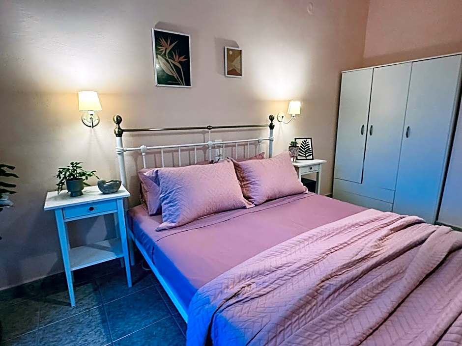 Royal Jelly Suites - Renovated Suites with Pool Just 5 Minutes walk from the Beach By Villa Mana Gers