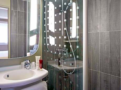 Standard room with 1 double and 3 single beds