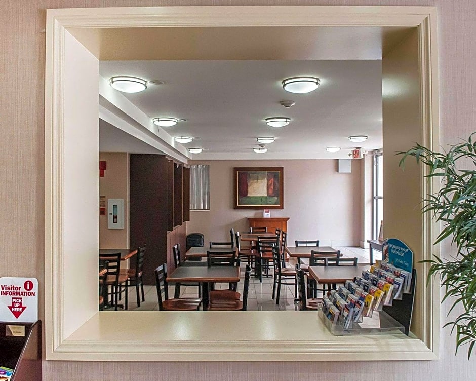 Econo Lodge Inn & Suites Downtown