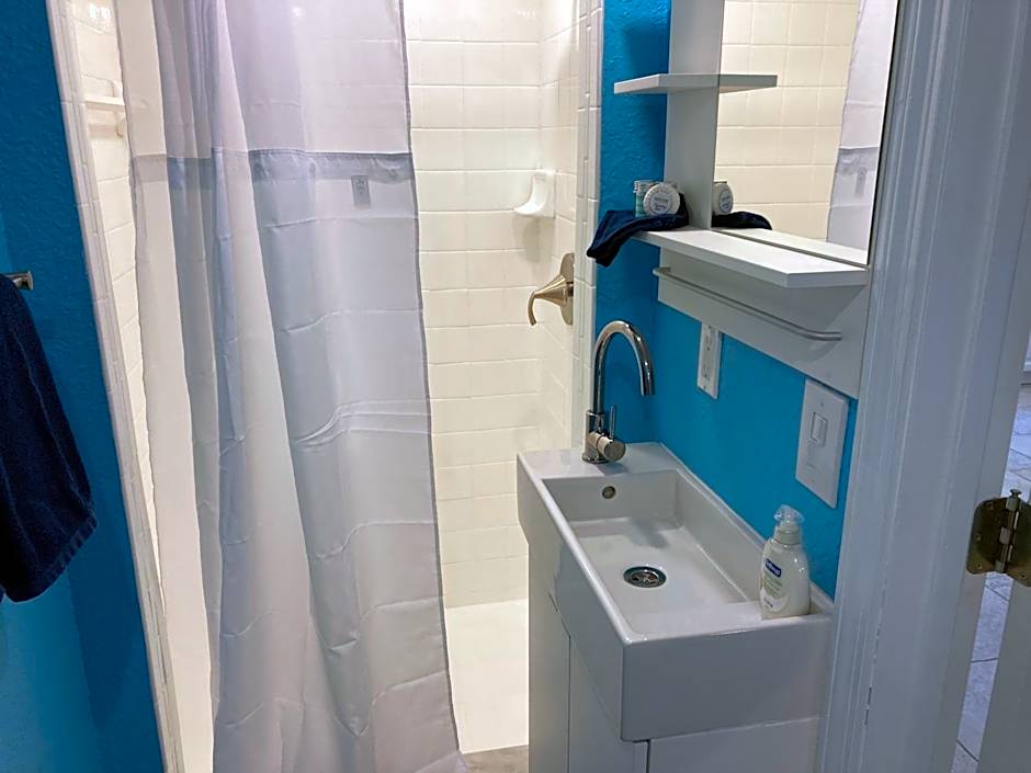 3Gulls Inn Ozona-Boutique Hotel-Steps from Restaurants & Brewery-SwimSpa Pool-Pet Friendly