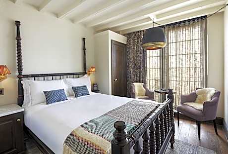 Studio Accessible Queen Size Bed