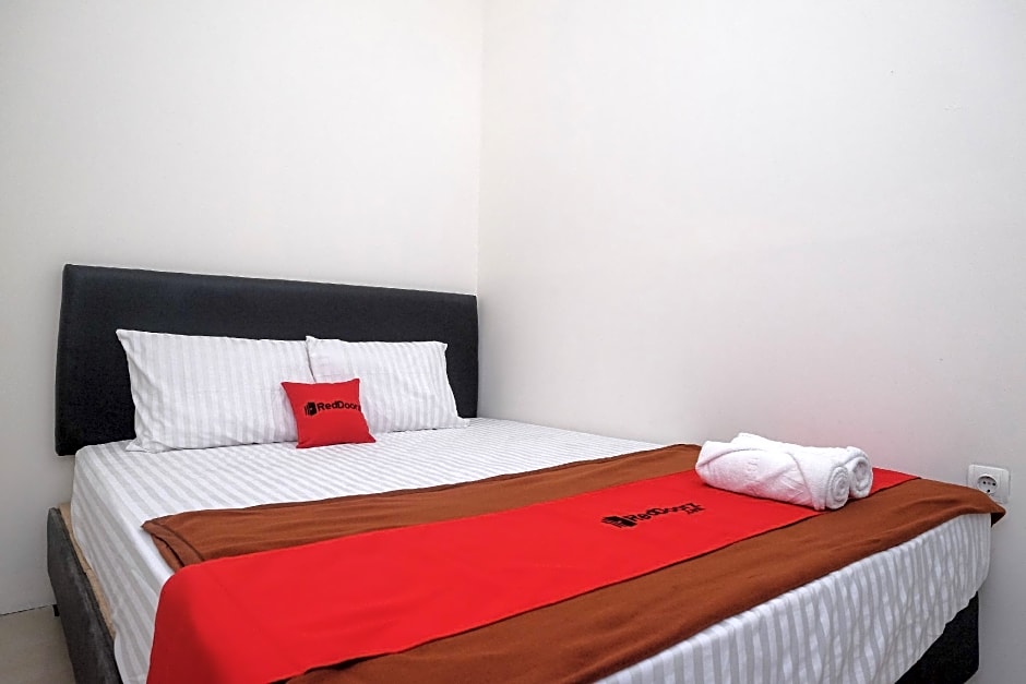 RedDoorz near Alun Alun Magelang 2