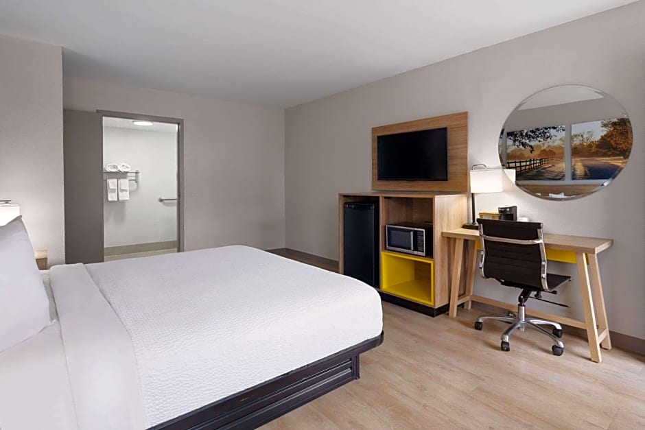 Days Inn by Wyndham Montgomery I-85