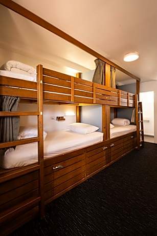 Bed in 8-Bed Mixed Dormitory Room with Ensuite
