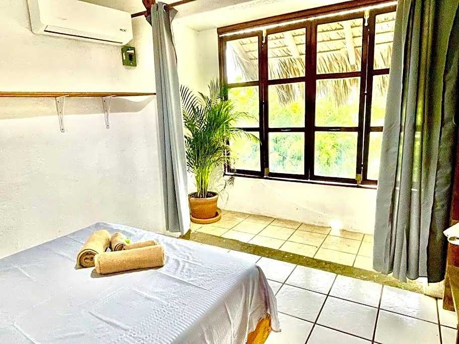 Depa cyrill frente playa Zicatela con AC y alberca