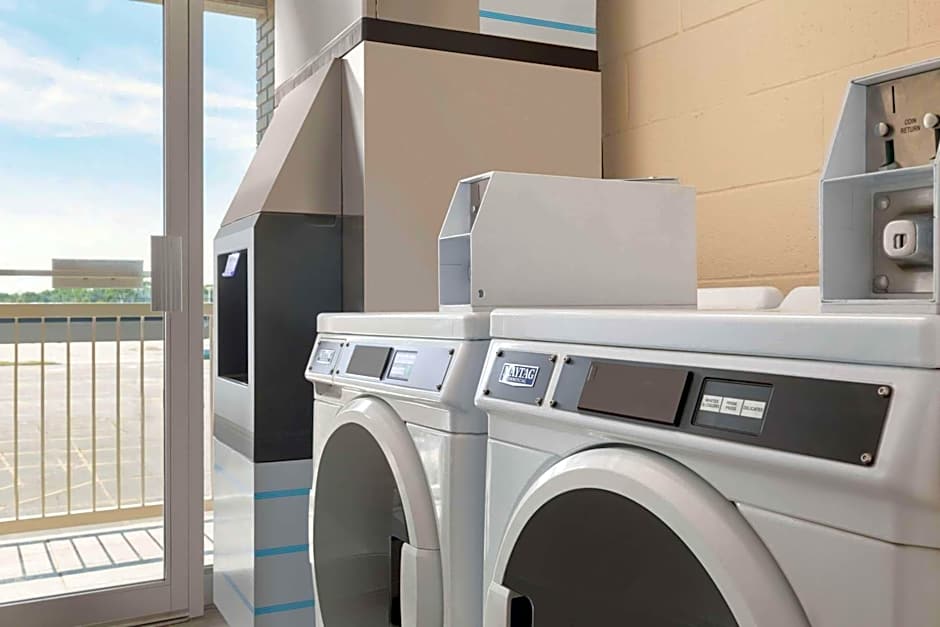 Super 8 by Wyndham Windsor/Dougall