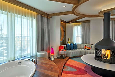 Three Bedroom Ajax Suite, Connecting Suite