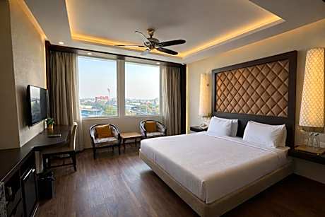 Deluxe Room King Bed City View