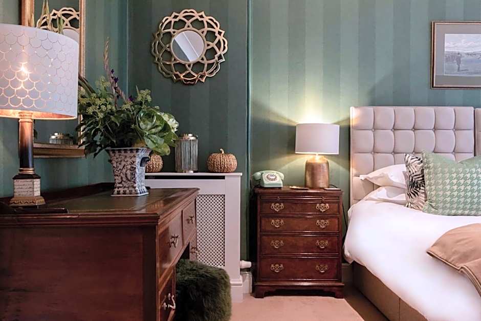 Burleigh Court Hotel