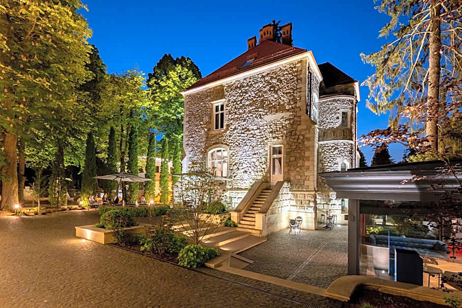 Lion's Castle Hotel