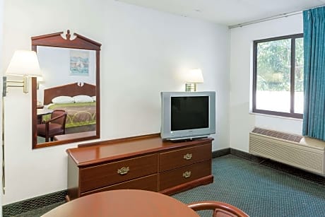 1 Queen Bed Deluxe Mobility Accessible Room Non-Smoking