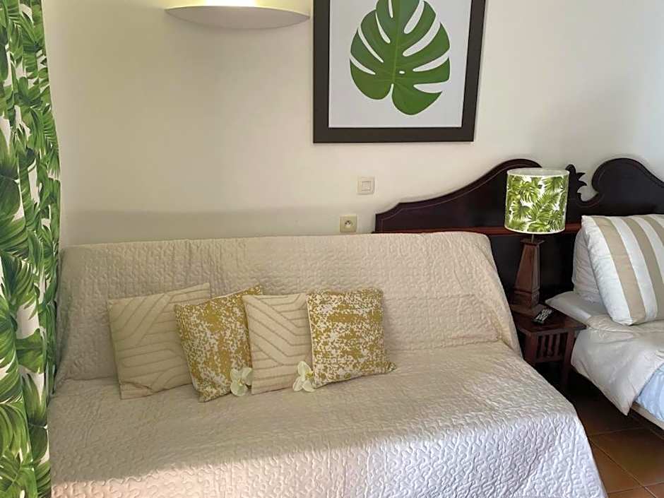 Au beau village studio rez de jardin