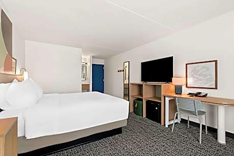 1 Queenmobility/Hearing Accessible Ri Shower