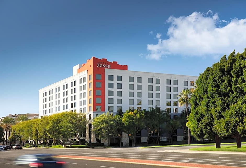 Hotel Zessa Orange County Airport, a DoubleTree by Hilton