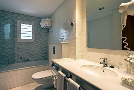 ONE BEDROOM APARTMENT SIDE SEA/POOL VIEW 2 ADULTS + 1 CHILD