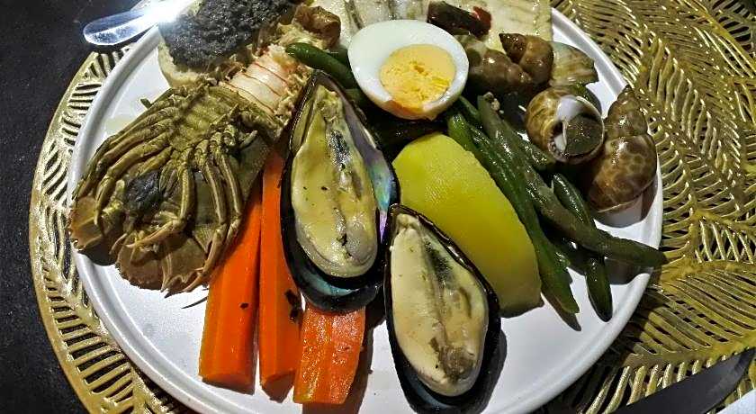 HI Karon Beach Hotel