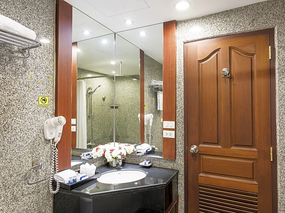 Majestic Suites Hotel