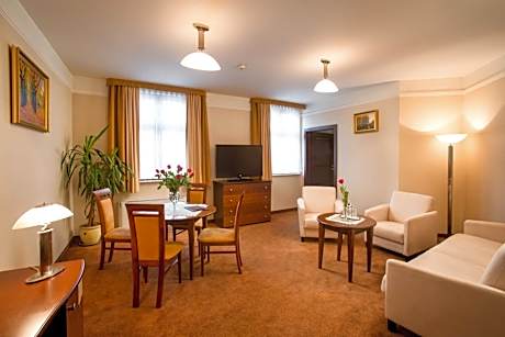 Standard Double Suite with 1 King Bed