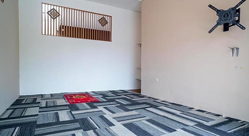 RedDoorz Syariah near Kota Cinema Mall Jatiasih