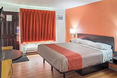 Deluxe King Room - Non-Smoking