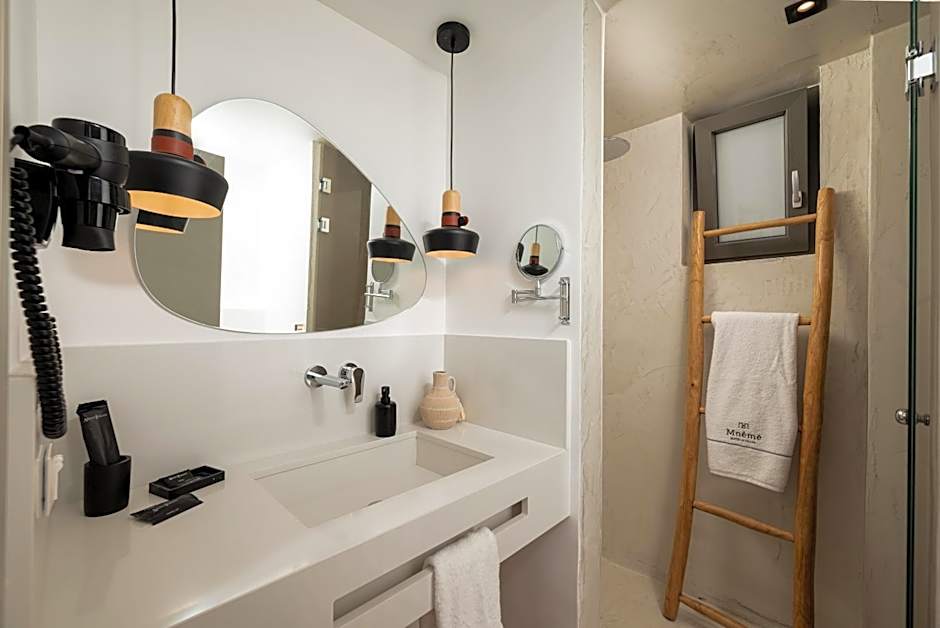 Mnḗmē Suites & Villas