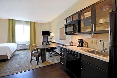 1 Queen Bed Studio Suite Comm Accessible