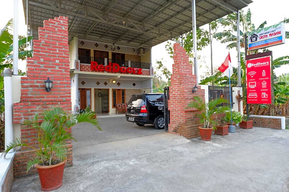 RedDoorz Syariah near Alun Alun Pacitan 2