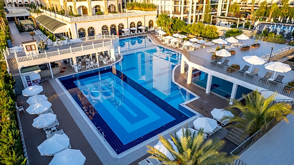 J'Adore Deluxe Hotel & Spa