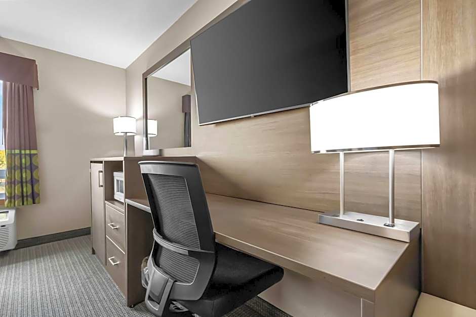 Super 8 by Wyndham Prince Albert