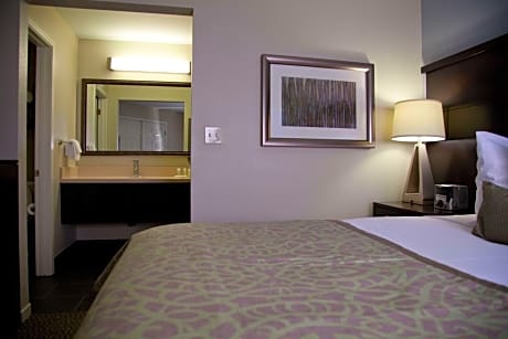 Two-Bedroom Queen Suite with Roll-In Shower - Mobility/Hearing Accessible