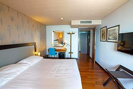 Deluxe room with view of the Alps and lake Leman