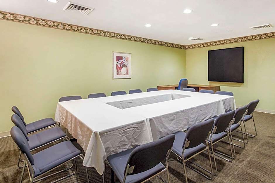 Econo Lodge Inn & Suites I-35 At Shawnee Mission