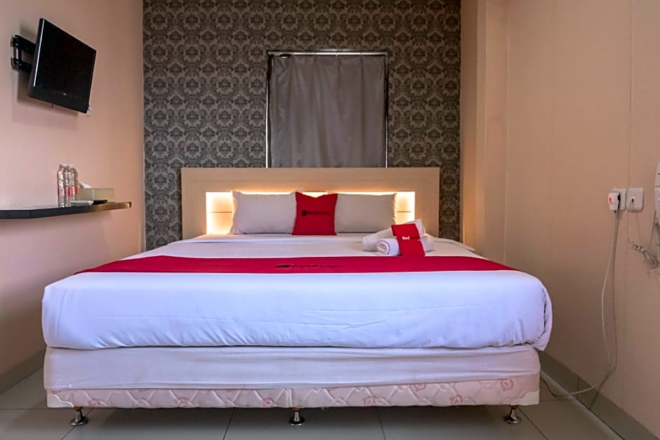 RedDoorz near RS Husada