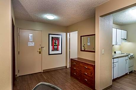 Deluxe Studio with 1 Queen Bed - Non-Smoking