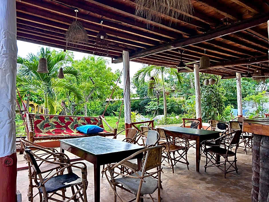Tropinest bungalows & hostel